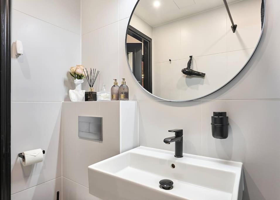 Urban-Glam City Centre Studio With A Gym And Terrace تالين المظهر الخارجي الصورة
