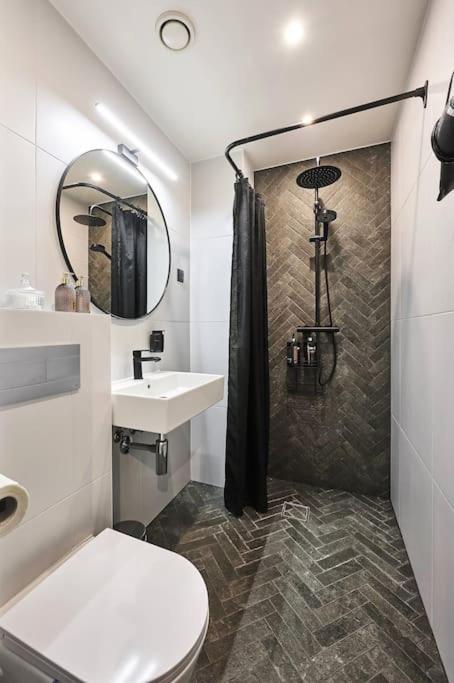 Urban-Glam City Centre Studio With A Gym And Terrace تالين المظهر الخارجي الصورة